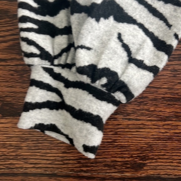 Women’s Social Stamdard zebra print pullover size M - Picture 4 of 6